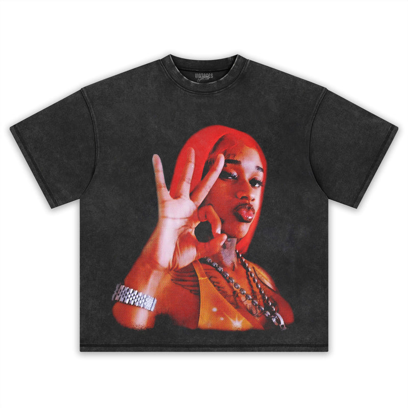 セクシーなレッドTシャツ