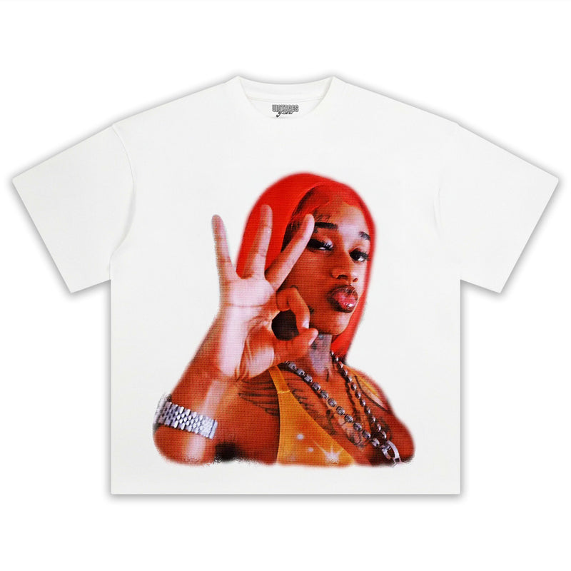 セクシーなレッドTシャツ